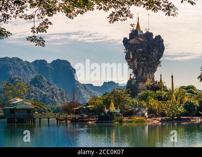 Bella Kyauk buddista Kalap Pagoda di Hpa-an, Myanmar. Foto Stock