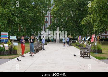Mostra e consultazione pubblica in corso in Grosvenor Square per la proposta di riprogettazione della piazza, Mayfair, Londra, Inghilterra, Regno Unito Foto Stock