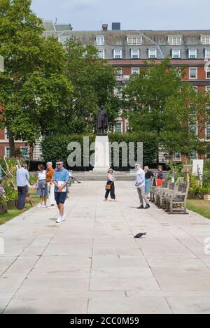 Mostra e consultazione pubblica in corso in Grosvenor Square per la proposta di riprogettazione della piazza, Mayfair, Londra, Inghilterra, Regno Unito Foto Stock