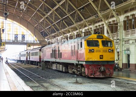 Bangkok, Thailandia - Ferrovia Statale della Thailandia locomotiva elettrica diesel 4537 trasporta un treno nella stazione ferroviaria di Bangkok, Bangkok, Thailandia Foto Stock