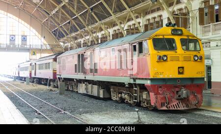 Bangkok, Thailandia - Ferrovia Statale della Thailandia locomotiva elettrica diesel 4537 trasporta un treno nella stazione ferroviaria di Bangkok, Bangkok, Thailandia Foto Stock