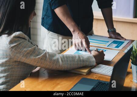 consulente aziendale descrive un piano di marketing per impostare le strategie aziendali per le donne imprenditori con l'uso della calcolatrice Foto Stock