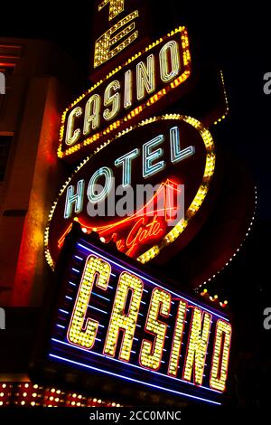 Golden Gate Hotel & Casino segno illuminato di notte a Las Vegas. E' l'hotel piu' vecchio e piu' piccolo situato sulla Fremont Street Experience. Foto Stock
