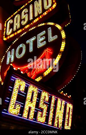 Golden Gate Hotel & Casino segno illuminato di notte a Las Vegas. E' l'hotel piu' vecchio e piu' piccolo situato sulla Fremont Street Experience. Foto Stock