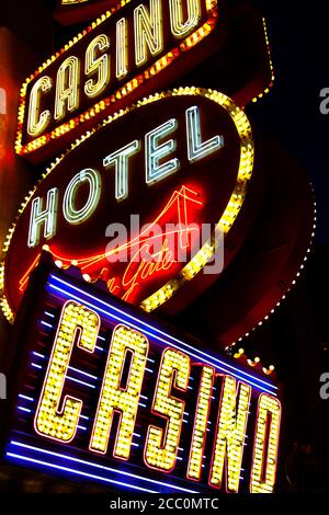 Golden Gate Hotel & Casino segno illuminato di notte a Las Vegas. E' l'hotel piu' vecchio e piu' piccolo situato sulla Fremont Street Experience. Foto Stock