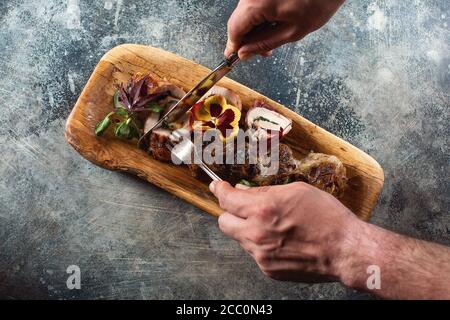 il tacchino di pancetta è grigliato con funghi alla griglia. Foto Stock