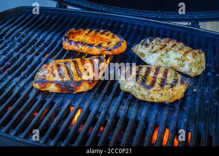Grigliare le bistecche su un grill a gas nella bassa Baviera Germania Foto Stock