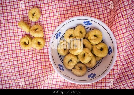 Cracker di taralli fatti in casa in una tradizionale ciotola di ceramica pugliese Foto Stock