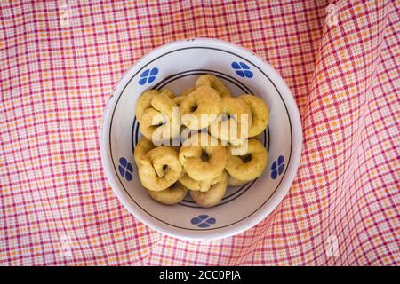Cracker di taralli fatti in casa in una tradizionale ciotola di ceramica pugliese Foto Stock