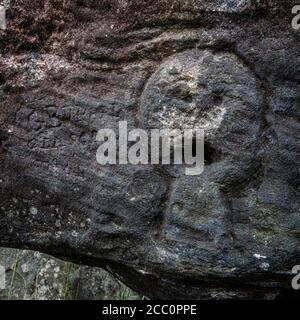 Un'antica mitica configurazione di tre grandi pietre con sculture antiche situate a Craigmaddie Muir, Scozia. Lo scopo delle pietre è sti Foto Stock