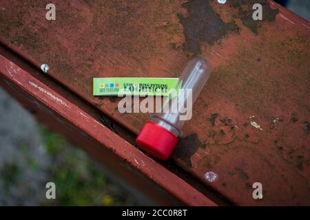 HEL, POLONIA - 02 maggio 2019: Geocache box trovato mentre vagando le dune di Hel (Polonia Foto Stock