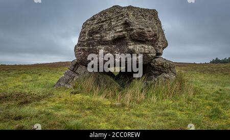 Un'antica mitica configurazione di tre grandi pietre con sculture antiche situate a Craigmaddie Muir, Scozia. Lo scopo delle pietre è sti Foto Stock