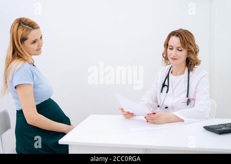 Bella donna incinta con cartella Foto stock - Alamy