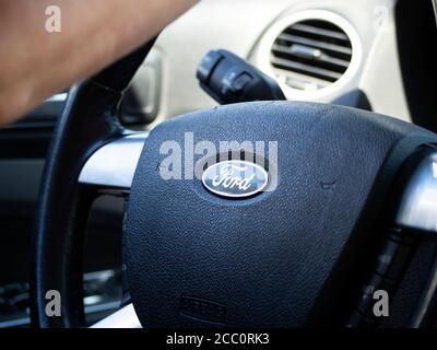 Kiev, Ucraina, 16 agosto 2020. Editoriale illustrativo. Logo Ford sul volante Foto Stock