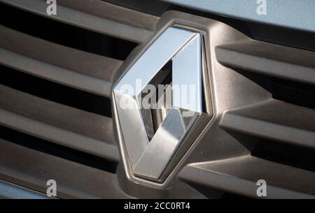 Kiev, Ucraina, 16 agosto 2020. Editoriale illustrativo. Logo Renault sulla griglia della calandra della vettura Foto Stock