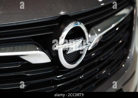 Kiev, Ucraina, 16 agosto 2020. Editoriale illustrativo. Logo Opel sulla griglia del radiatore della vettura Foto Stock