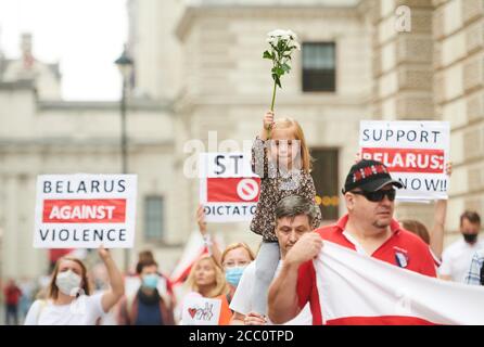 Londra, 15 agosto 2020. I manifestanti contro le recenti elezioni in Bielorussia, manifestano al di fuori degli uffici esteri di Londra. Credito: Thomas Bowles/Alamy Foto Stock