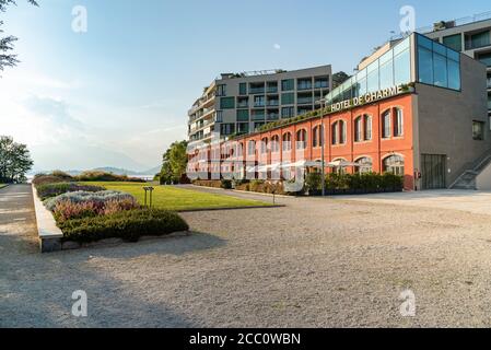 Laveno Mombello, Lombardia, Italia - 18 settembre 2019: Veduta del lussuoso Hotel de Charme sulla riva del Lago maggiore a Laveno Mombelo, provincia Foto Stock