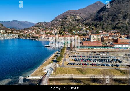 Veduta aerea di Laveno Mombello sulla costa del lago maggiore, provincia di Varese, Italia Foto Stock