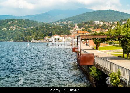 Vista sul parco del lago Luino sul lago maggiore in calda giornata estiva, Lombardia, Italia Foto Stock