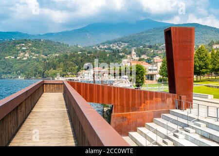 Vista sul parco del lago Luino sul lago maggiore in calda giornata estiva, Lombardia, Italia Foto Stock
