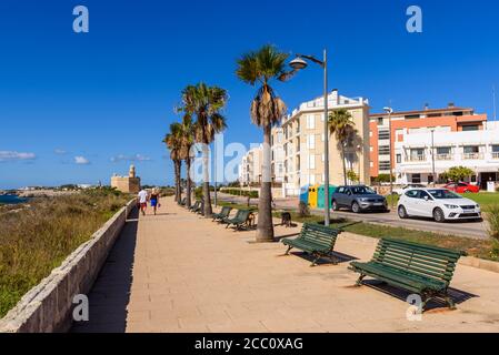 Menorca, Spagna, 15 ottobre 2019: Lungomare con eleganti hotel a Ciutadella, sull'isola di Minorca. Spagna Foto Stock