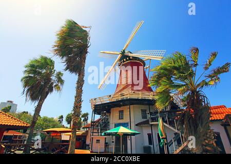 Antille olandesi. Aruba. Vecchio mulino a vento. Palm Beach. Foto Stock