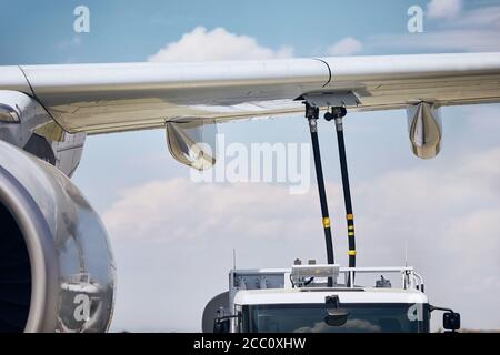 Servizio a terra prima del volo. Rifornimento dell'aereo all'aeroporto. Foto Stock