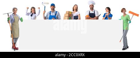 Persone che rappresentano diverse professioni con strumenti che tengono grande banner vuoto isolato su sfondo bianco Foto Stock