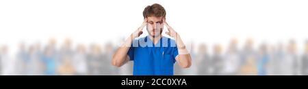 Il medico maschile stremato massaggiando i templi mentre si sente mal di testa e la folla di persone su sfondo isolato su bianco Foto Stock