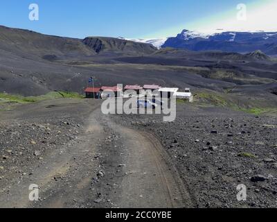EMSTRUR, ISLANDA - 05 luglio 2019: Emstrur, Islanda, 2020 luglio: Vista sulla capanna emstrur botnar sul sentiero escursionistico laugavegur. Viaggi e turismo. Foto Stock