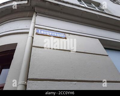 REYKJAVIK, ISLANDA - 08 luglio 2019: Reykjavik, Islanda, 2019 luglio: Cartello stradale di Laugavegur sul muro di una casa. Famosa via dello shopping a Reykjavik, Foto Stock