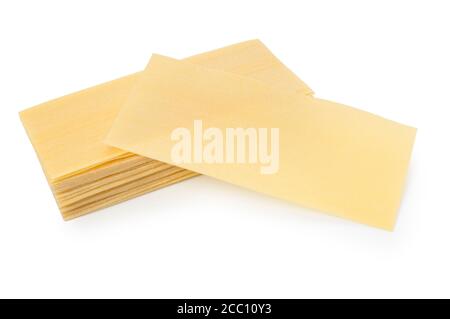 Studio di fogli di lasagna non cotti contro un Sfondo bianco - John Gollop Foto Stock