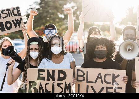 Persone di diverse età e razze protestano per strada Per pari diritti - manifestanti che indossano maschere di protezione in nero vite materia lotta c Foto Stock