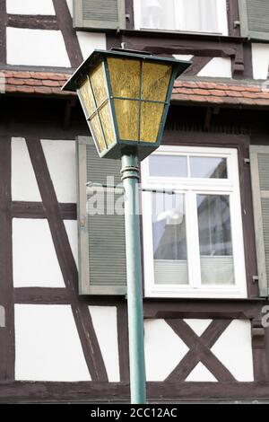Lampione in una delle strade di Oberkirch, Foresta Nera, Baden-Wurtemberg, Germania Foto Stock