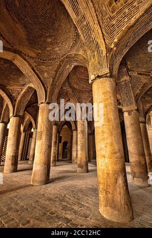 Colonne e volte nella zona ipostile, Jameh Moschea, venerdì moschea, Isfahan, Iran Foto Stock