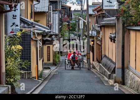 Risciò trainato a mano giapponese in Gion Quarter Street, Higashiyama, Kyoto, Giappone Foto Stock