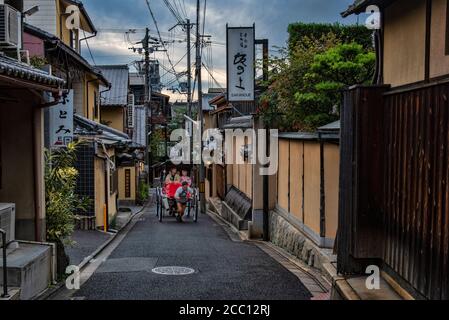 Risciò trainato a mano giapponese in Gion Quarter Street, Higashiyama, Kyoto, Giappone Foto Stock