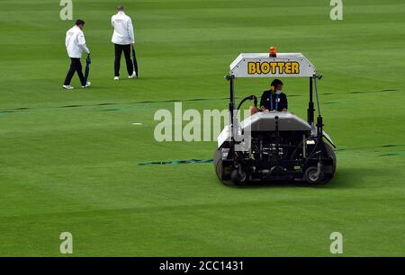 Gli umpires Richard Kettleborough e Michael Gough (sinistra-destra) ispezionano il campo e l'outfield durante il quinto giorno del secondo Test match all'Ageas Bowl, Southampton. Foto Stock