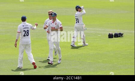 Hove, Regno Unito. 17 agosto 2020. L'Alastair Cook di Essex celebra la cattura di Mitch Claydon di Sussex durante il terzo giorno del Bob Willis Trophy tra Sussex e Essex al 1 ° terreno della contea centrale. Credit: James Boardman/Alamy Live News Foto Stock