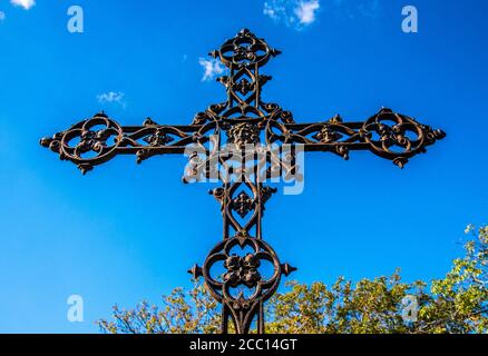 Francia, Quercy, Lot, Saint Laurent-les-Tours, croce del martirio vicino alla chiesa romana di Saint Laurent Foto Stock