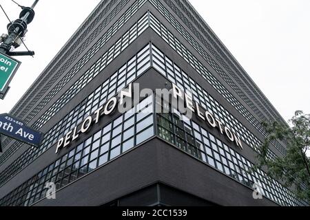 New York, Stati Uniti. 16 agosto 2020. Vista generale della sede centrale di Peloton a Manhattan. L'azienda potrebbe presto affrontare la concorrenza di Apple. A causa della pandemia molte persone si allenano a casa e lo stock di Peloton è aumentato di oltre il 120% quest'anno. Ci si aspetta che Apple introdurrà il fitness a casa con nuovi aggiornamenti su software e hardware in arrivo in autunno. (Foto di Lev Radin/Pacific Press) Credit: Pacific Press Media Production Corp./Alamy Live News Foto Stock