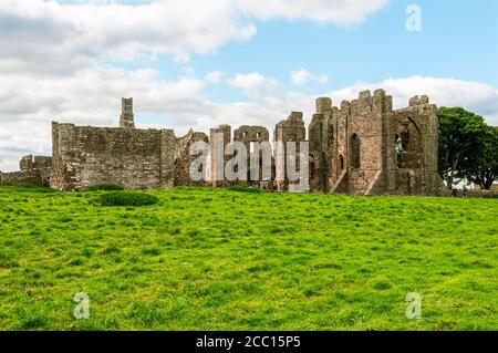 La piazza terminò il presbiterio all'estremità est del Vaste rovine del Priorato di Lindisfarne che conduce oltre la centrale e. Torri anteriori per la chiesa di Santa Maria Foto Stock