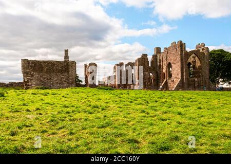 La piazza terminò il presbiterio all'estremità est del Vaste rovine del Priorato di Lindisfarne che conduce oltre la centrale e. Torri anteriori per la chiesa di Santa Maria Foto Stock