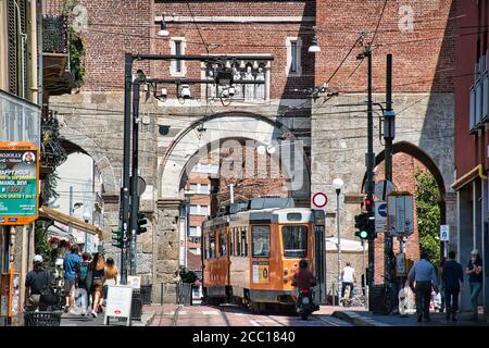 Milano, Italia 08.16.2020: Porte antiche di porta Ticinese, porta Ticinese medievale, porta medievale di Milano è una delle tre porte medievali della Foto Stock