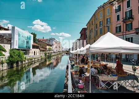 Milano, Italia 08.16.2020: Vista panoramica diurna del Naviglio Grande, il Naviglio Grand Canal pieno di ristoranti, bar e gente a Milano Foto Stock