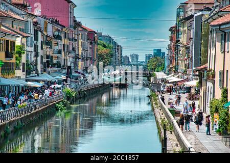 Milano, Italia 08.16.2020: Vista panoramica diurna del Naviglio Grande, il Naviglio Grand Canal pieno di ristoranti, bar e gente a Milano Foto Stock