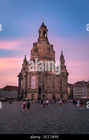 Una vista della piazza della città di fronte Frauenkirche a Dresda in una bella serata estiva Foto Stock