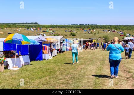 Regione di Dnipropetrovsk, Ucraina - 2 giugno 2018: Persone sconosciute durante il festival etno-rock libero all'aperto Kozak Fest Foto Stock