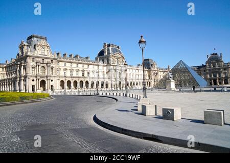 Francia, Parigi (1° arr.) 03/25/20. Il Louvre, Place du Carrousel completamente vuoto dopo il confinamento della popolazione per combattere contro il CO Foto Stock